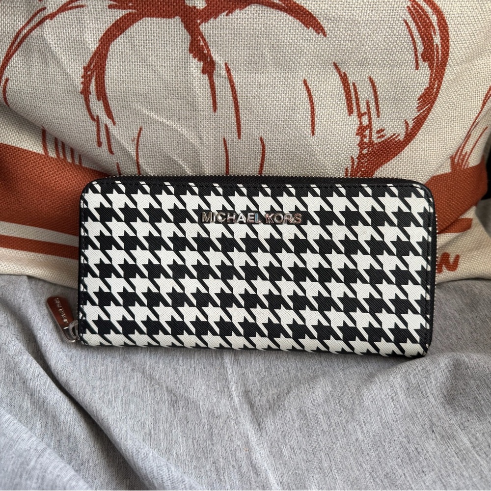 Michael Kors Monochrome Houndstooth Zip Wallet